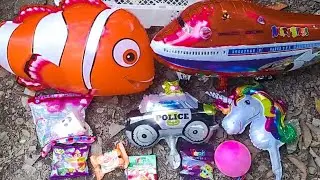 menemukan balon karakter ikan nemo, mobil polisi, pesawat, unicorn, yupi, squishy