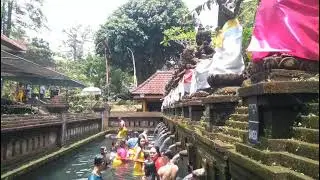 Melukat di pancoran solas sangeh bali