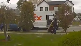 Водитель-герой FedEx Карлос помогает инвалиду &mdash; лучшая доставка в истории!