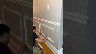 Easy DIY wainscoting to add some class to this dining room. #diy #wainscoting #moulding #diyprojects