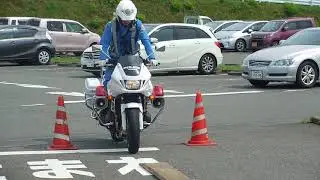 Japanese Motorcycle police demonstration    　Low speed operation on narrow bridge