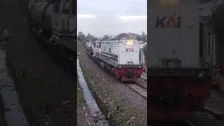 SEMBOYAN 35 MERDU LOKOMOTIF CC 204 11 16 KPT #divre3 #lokomotif #cc204 #kai #keretaapi