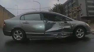 【車禍影片】外勞闖紅燈車禍，下車跑了（2026.02.20 桃園市觀音區桃科十路