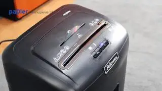 CD versnipperen met papierversnipperaar - CD's shredder