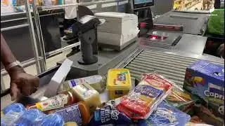 Vie chère - Les manifestants de Guadeloupe abandonnent les caddies à la caisse