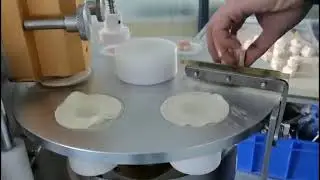 Desktop semi-automatic single-connection siu-mai forming machine.