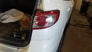 Как заменить лампочки стоп-сигнала в задних фонарях Hyundai Santa Fe 2011 года