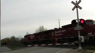 CP 8737 met CP 8823 in Craighurst (12MAY2011)