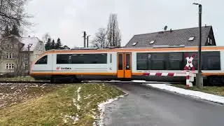 Bahnübergang schließt und öffnet in Seifhennersdorf Südstraße. 