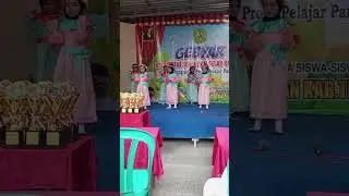 Amalia menari bersama teman-teman di acara perpisahan RA AL ISLAH