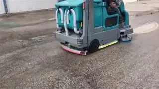 Tennant M20 Wet Floor Scrubbing Parking Lot