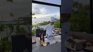The Ritz-Carlton Malediven, Fari-Inseln | Iwau | Beginnen Sie mit der Vorbereitung des Hauptgerichts