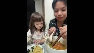 Ăn m&igrave; g&oacute;i buổi s&aacute;ng với Kaitlyn 