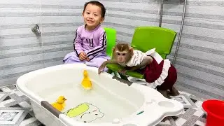 Diem and Monkey Kaka brought the duckling into the tub to bathe.