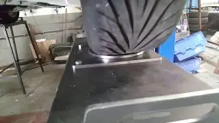 Wheel alignment tables with turn plates