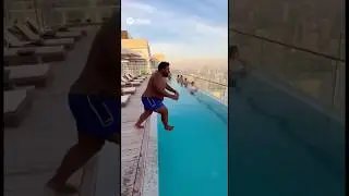 В бассейне небоскреба разбилось стекло.