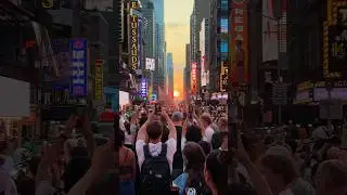 Tourists scored front-row seats to the NYC sunset of the year 🌅 Manhattanhenge ❤️