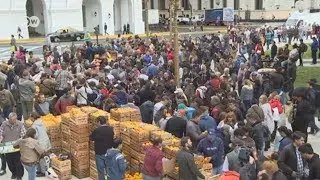 Productores argentinos regalan fruta en protesta por los bajos precios