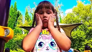 Кристина потеряла игрушки на детской площадке Видео для детей - Miss Kris