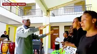 BALAA LA CDF MSTAAFU VENANCE MABEYO AKIONGOZA KWAYA KWENYE UZINDUZI WA SHULE YA ST.JOSEPHINE BAKHITA