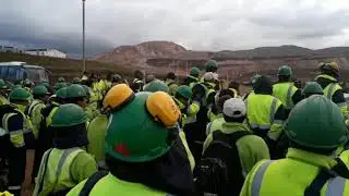 Trabajadores de la mina La Arena en huelga