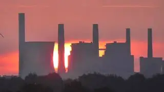 Optimaler Sonnenaufgang über RWE Neurath mit Heiligenschein Effekt