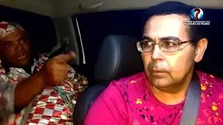 Um fantasma assustador aparece vagando na beira da estrada.