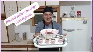 MOUSSE SABOR MORANGO COM IOGURTE E GRANULADO DE CHOCOLATE. 
