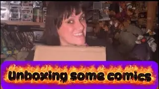 Opening a surprise Comic Box ! 