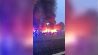 Il video dell'incendio in un'autorimessa in via Chiesa Rossa, a Milano