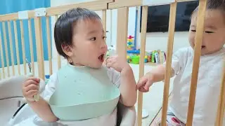 家族4人同時晩ごはんだったのに、なぜか1人だけ取り残された双子