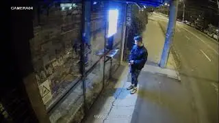 Un minor a spart geamul unui chiosc dar s-a speriat cand alarma s-a declanșat