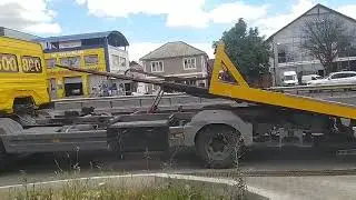 Evacuator cu platformă hidraulică pentru tehnică agricolă