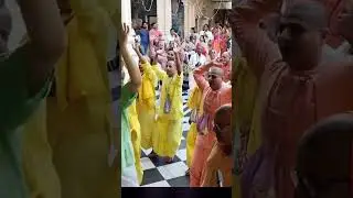 Hare Krishna kirtan at Sri Dham Vrindavan 🌷Iskcon Vrindavan 🔮 Iskcon temple #shorts #krishna #radhe