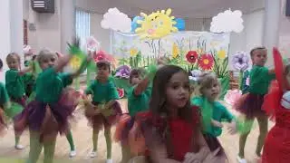 Taniec Calineczka w wykonaniu dzieci z grupy 