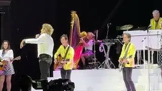 Rod Stewart introduces band, 