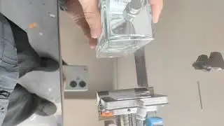 Flat bottle labeling test on yuezhou flat vertical surface labeling machine send samples we can test