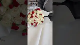 🌹🤍 Roses x Mini Carns #roses #bouquet