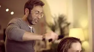 Jean Pierre Barda visar hur du motverkar frissigt hår och får en glansig och utslätad look
