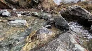 Струящийся успокаивающий морозный поток воды для концентрации|звук капающего фонтана|живое исполнени