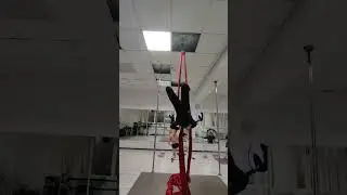 стойка с кувырком на полотнах #shorts #aerial #aerialsilks #aerialhammock #aerialsilkstricks