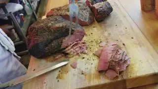 Naomichi Kobayashi, de Caplansky's, tranche du smoked meat &agrave; la main