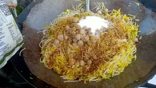 Aajaoo mix kar lo or bana lo tasty chowmin !