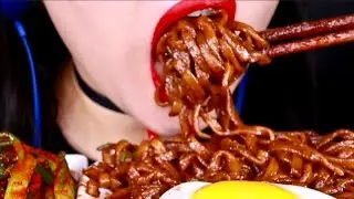 ASMR Black Bean Noodles and Kimchi Eating Show, 2x Speed, Big Bites @eilisasmr523 