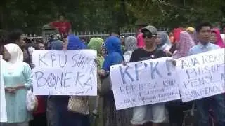 Massa Survenof Demo Di Acara Debat Publik