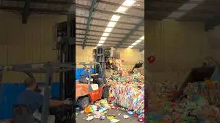 A simple method for breaking plastic bottle bales #wisdom #recycling #shorts