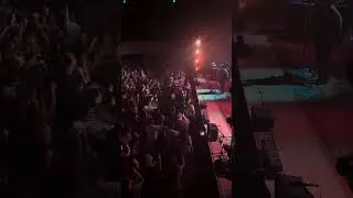 singing Over My Head (Cable Car) at the Ryman with a sold out crowd &mdash; what a cool moment ✨