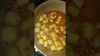 Carne moída com batata e angu.