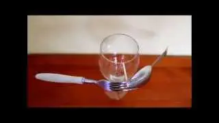 Jak utrzymać widelec i łyżkę na jednej zapałce?To proste!  Amazing Magic trick