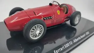 Legend&aacute;rn&iacute; Ferrari F1: č. 42 - Ferrari 500 F2 - Alberto Ascari z roku 1952 v 1:24 od DeAgostini